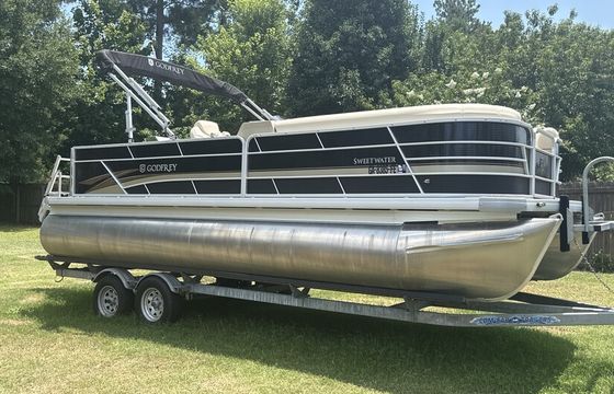 2022 Godfrey SweetWater Tri-Toon w/150hp Mercury