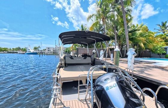 25ft Luxury Lounge Boat with Sunbed and Party Bar – Fort Lauderdale