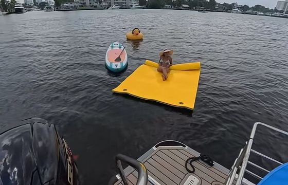 25ft Luxury Lounge Boat with Sunbed and Party Bar – Fort Lauderdale
