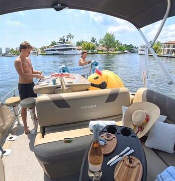 25ft Luxury Lounge Boat with Sunbed and Party Bar – Fort Lauderdale