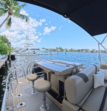 25ft Luxury Lounge Boat with Sunbed and Party Bar – Fort Lauderdale