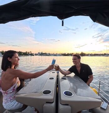 25ft Luxury Lounge Boat with Sunbed and Party Bar – Fort Lauderdale