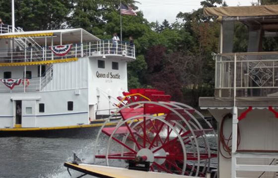 Experience an awesome party on this paddle-wheel-driven boat!