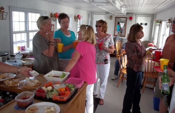 Experience an awesome party on this paddle-wheel-driven boat!
