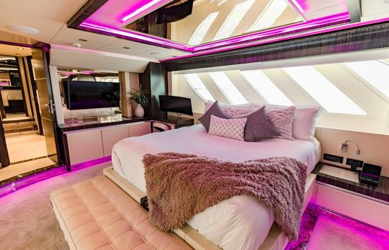 Stunning 105’ Dominator in Miami Beach with JACUZZI