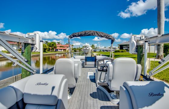 24' Bentley Tri-Toon, 3 day min rentals 5/13-8/8