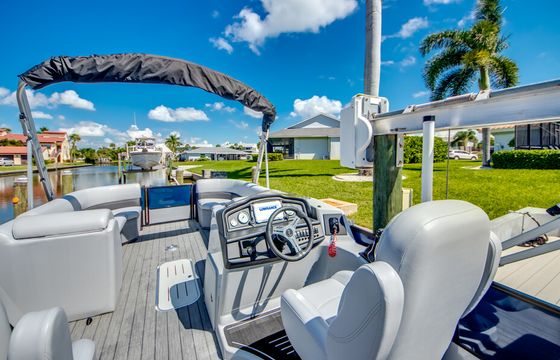 24' Bentley Tri-Toon, 3 day min rentals 5/13-8/8