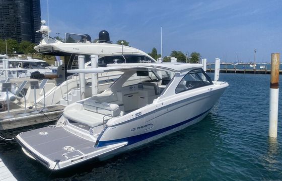 37ft Regal Motor Yacht – Chicago Lake Michigan Charter w/ Seakeeper