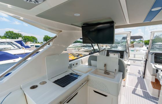 37ft Regal Motor Yacht – Chicago Lake Michigan Charter w/ Seakeeper