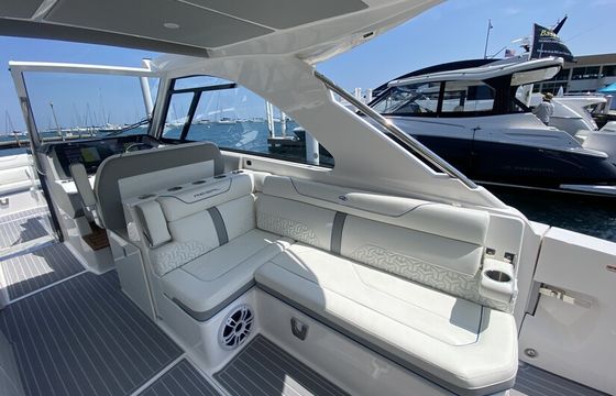 37ft Regal Motor Yacht – Chicago Lake Michigan Charter w/ Seakeeper