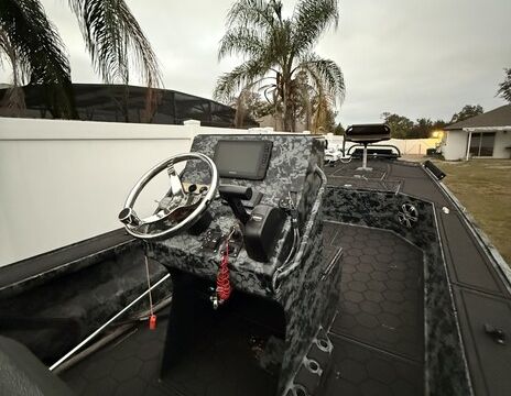 21.5’ Uncle Jay Fishing Boat Fully Loaded w/ Stereo and Power Poles