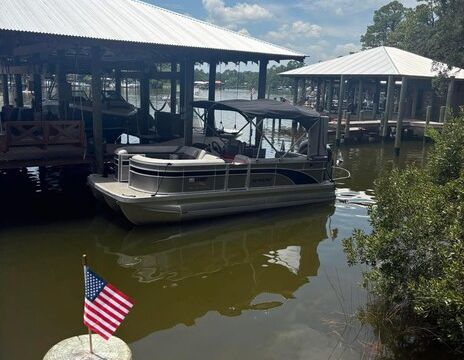 Luxurious Bennington 21 SLX 21 Ft Tritoon Rental