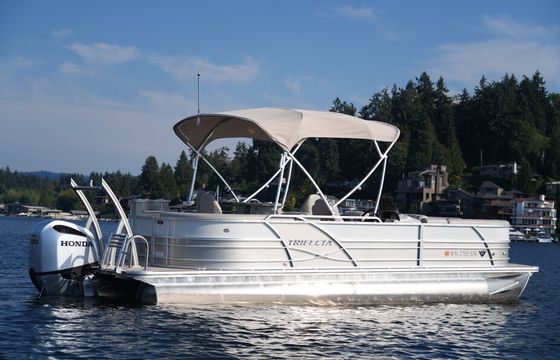 25ft Tri-Toon with Wet Bar – No License Required