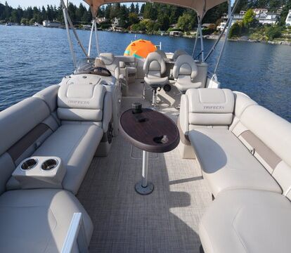 25ft Tri-Toon with Wet Bar – No License Required