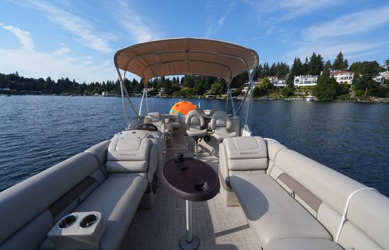 25ft Tri-Toon with Wet Bar – No License Required
