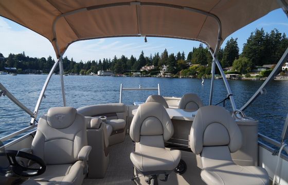 25ft Tri-Toon with Wet Bar – No License Required