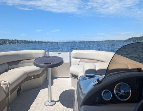 25ft Tri-Toon with Wet Bar – No License Required