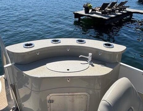 25ft Tri-Toon with Wet Bar – No License Required