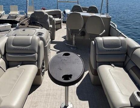 25ft Tri-Toon with Wet Bar – No License Required