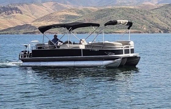 Family-Friendly Pontoon Boat for Up to 11 Guests with Shade