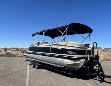 Family-Friendly Pontoon Boat for Up to 11 Guests with Shade