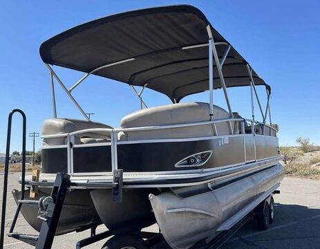Family-Friendly Pontoon Boat for Up to 11 Guests with Shade