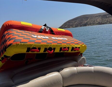 Family-Friendly Pontoon Boat for Up to 11 Guests with Shade