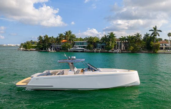 Luxury Day Boat In Montauk NY - Pardo 43