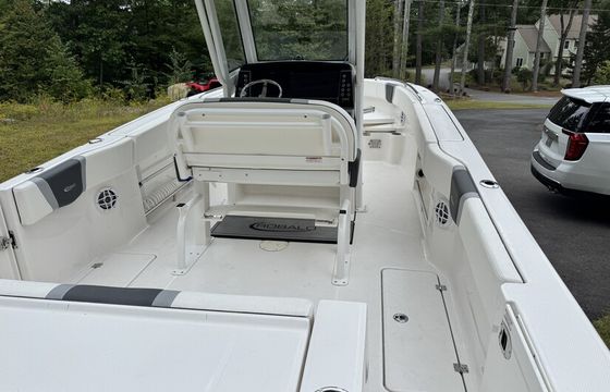 Robalo 2024 — Twin-Outboard Center Console (Fish & Party Ready)