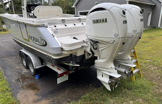 Robalo 2024 — Twin-Outboard Center Console (Fish & Party Ready)