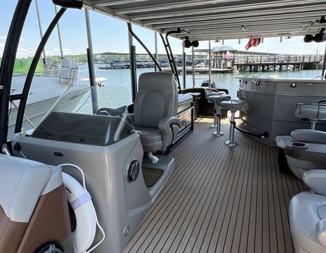 La Cantina – 31' Premier SkyDek Tritoon