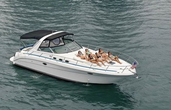 Cozy Cruiser — Spacious 1-Bed Boat with Full Amenities