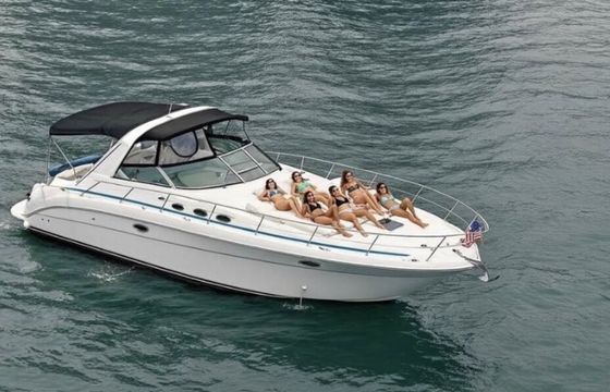 Spacious 1998 Sea Ray — Perfect for Family Adventures & Group Charters