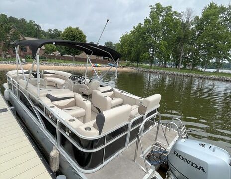25' Manitou Pontoon - seats 15