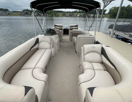 25' Manitou Pontoon - seats 15