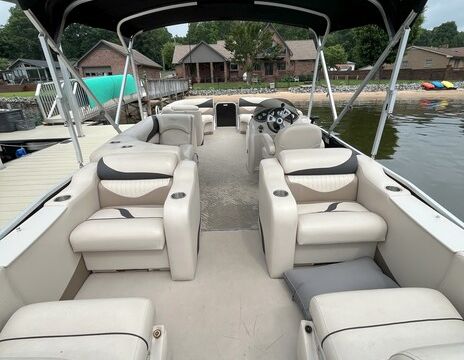 25' Manitou Pontoon - seats 15