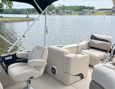 25' Manitou Pontoon - seats 15