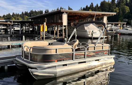 Sun Tracker Party Barge Pontoon • Seats 9 • Bluetooth Audio
