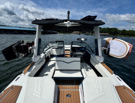 Nautique G23 Wake Surf Boat with Captain!