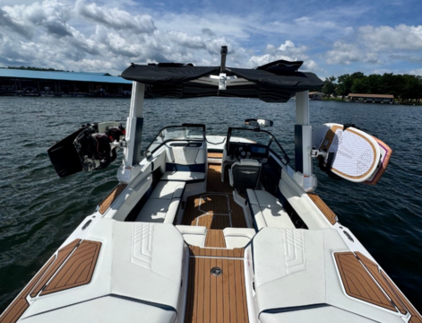 Nautique G23 Wake Surf Boat with Captain!