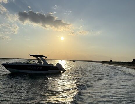Luxury 28 Foot Charleston Boat Charter