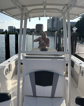 2023 Robalo R200 20 Ft. Center Console Fishing Boat.