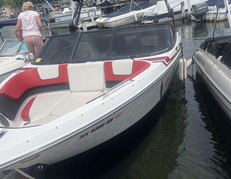 Spacious &amp; Sporty 2021 Glastron GX215 | Captain Option |  9 ppl