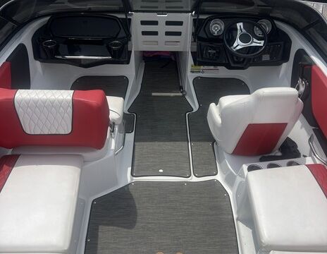 Spacious &amp; Sporty 2021 Glastron GX215 | Captain Option |  9 ppl