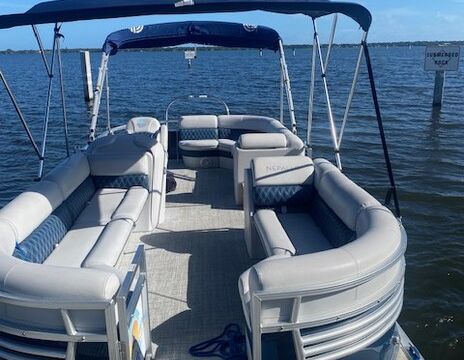 Luxury 22 Tritoon to enjoy Melbourne and Intercoastal river!