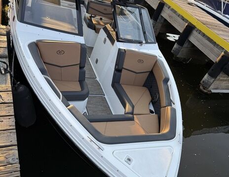 Ultimate big lake cruising and surf machine- Cobalt R6 Surf