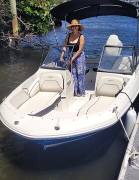 Fun and comfortable cruising boat