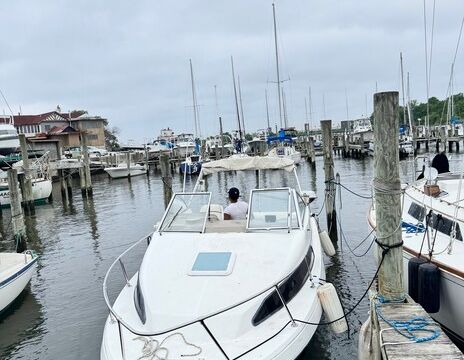 22’ Bayliner Cruiser - 5 Persons - Fishing- Onboard Water and Toilet