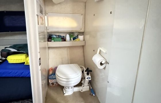 22’ Bayliner Cruiser - 5 Persons - Fishing- Onboard Water and Toilet