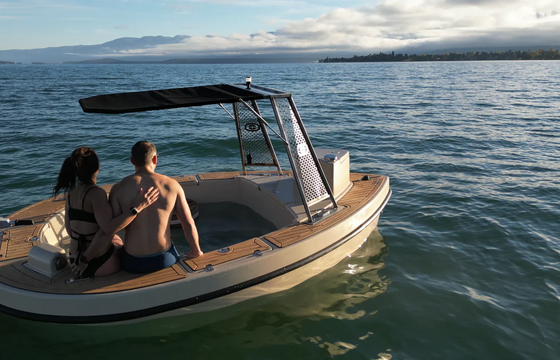 Lake Oconee's Only Floating Hot Tub Boat – Unforgettable Escape!